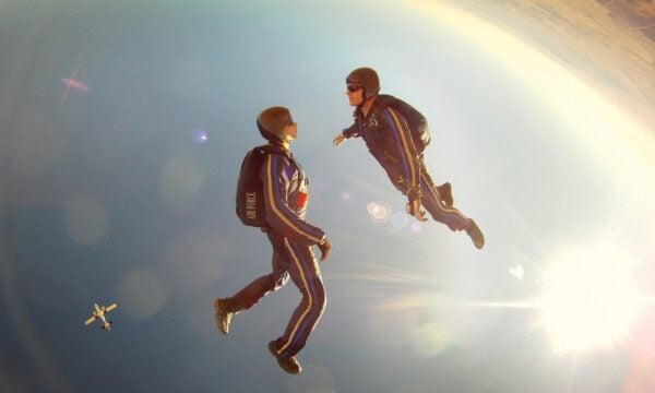 Αυστρία: Απόκοσμο skydiving δίπλα σε βιβλικό μέτωπο καταιγίδας κόβει την ανάσα (Vid)