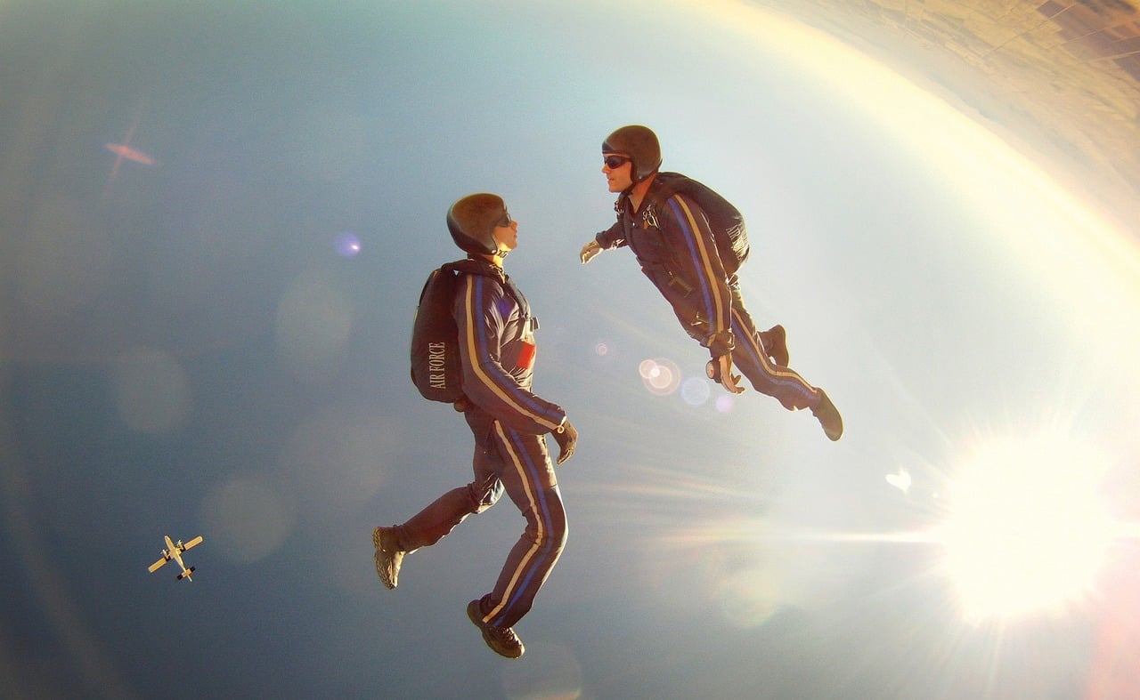 Αυστρία: Απόκοσμο skydiving δίπλα σε βιβλικό μέτωπο καταιγίδας κόβει την ανάσα (Vid)