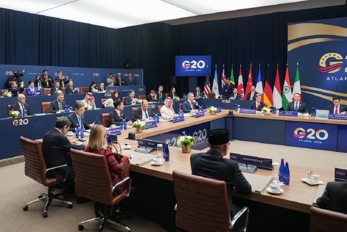 G20 στην Ατλάντα: Διπλωματικό θρίλερ με την άρνηση των Ευρωπαίων να φωτογραφηθούν με τον Λαβρόφ 8 Ο Αμερικανός υπουργός Εξωτερικών Μάρκο Ρούμπιο, ο Ρώσος ομόλογός του Σεργκέι Λαβρόφ και οι υπουργοί Εξωτερικών της Σαουδικής Αραβίας, Φαϊζάλ μπιν Φαρχάν, της Βρετανίας, Εντ Μίλιμπαντ, της Πολωνίας, Ράντοσλαβ Σικόρσκι, του Μεξικού, Ρομπέρτο Βελάσκο, και της Τουρκίας, Χακάν Φιντάν, μαζί με άλλους αξιωματούχους στη σύνοδο της G20 στην Ατλάντα, στις 30 Οκτωβρίου 2026.