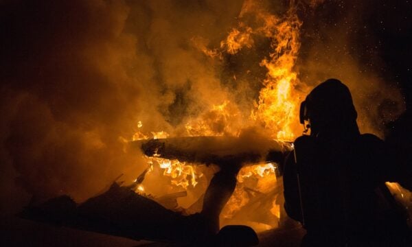 Γλυφάδα: Αξιωματικός του Πολεμικού Ναυτικού έβαλε φωτιά σε σπίτι και αυτοκίνητα δύο πρώην συντρόφων του