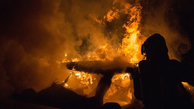 Γλυφάδα: Αξιωματικός του Πολεμικού Ναυτικού έβαλε φωτιά σε σπίτι και αυτοκίνητα δύο πρώην συντρόφων του