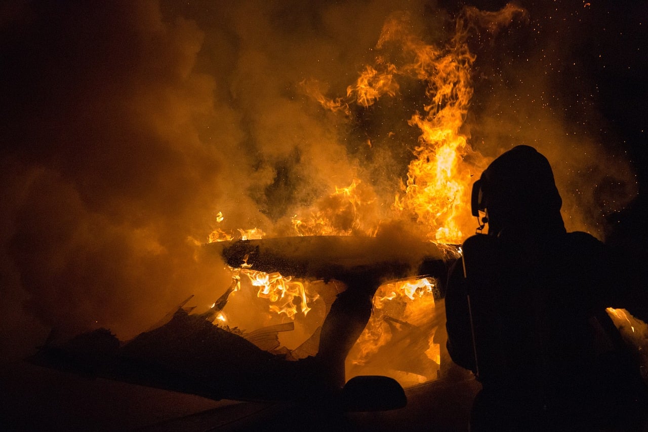 Γλυφάδα: Αξιωματικός του Πολεμικού Ναυτικού έβαλε φωτιά σε σπίτι και αυτοκίνητα δύο πρώην συντρόφων του