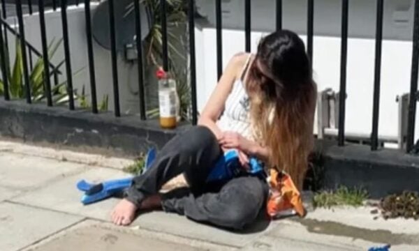 Άμπου Ντάμπι: Γαλαζοαίματη βρέθηκε ξυπόλυτη και λιπόθυμη από ναρκωτικά σε δρόμο του Λονδίνου – Δίπλα της ήταν 3χρονο παιδί