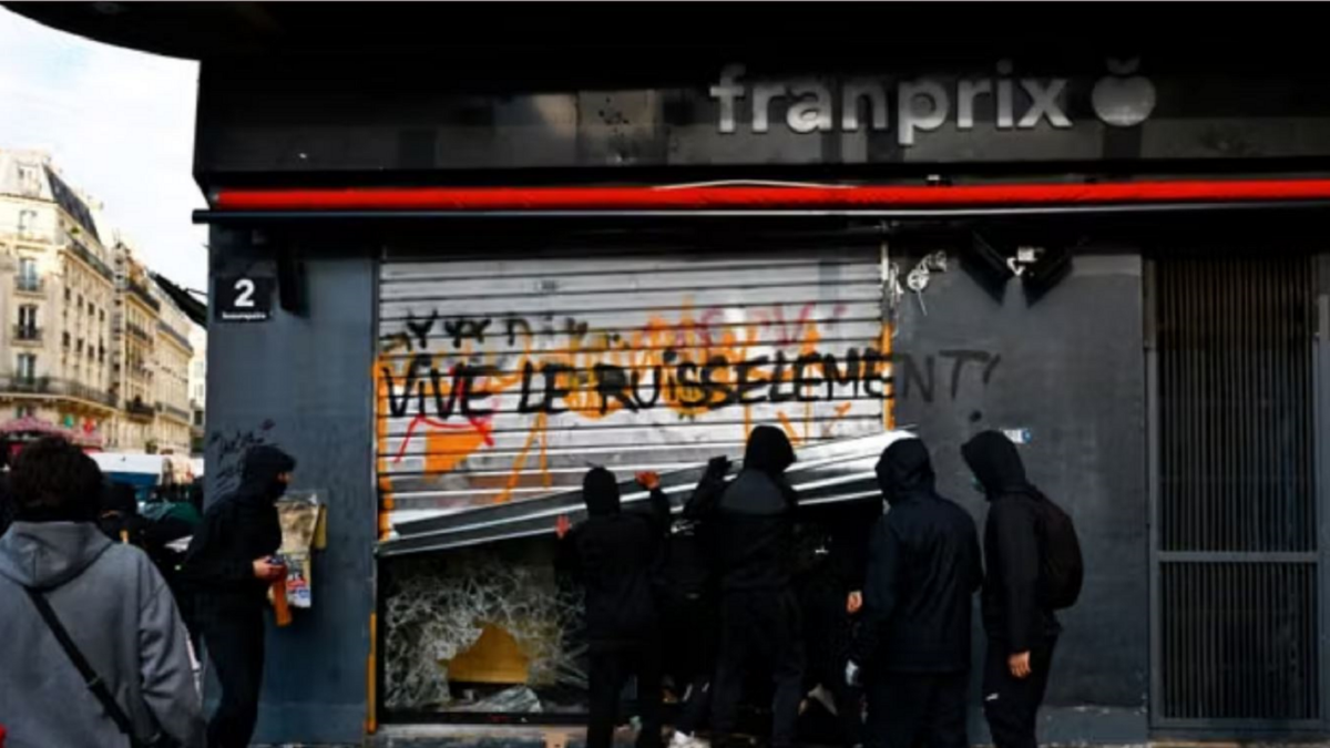 Γαλλία: Βίντεο με γυναίκα που ικετεύει διαδηλωτές να μην κάνουν πλιάτσικο σε σούπερ μάρκετ – «Δεν είναι αυτός ο σκοπός» 1 Γαλλία: Βίντεο με γυναίκα που ικετεύει διαδηλωτές να μην κάνουν πλιάτσικο σε σούπερ μάρκετ – «Δεν είναι αυτός ο σκοπός»