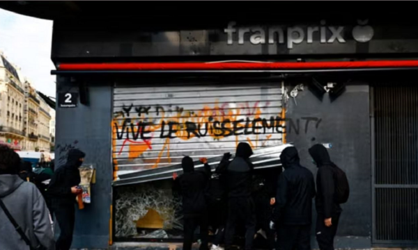 Γαλλία: Βίντεο με γυναίκα που ικετεύει διαδηλωτές να μην κάνουν πλιάτσικο σε σούπερ μάρκετ – «Δεν είναι αυτός ο σκοπός»