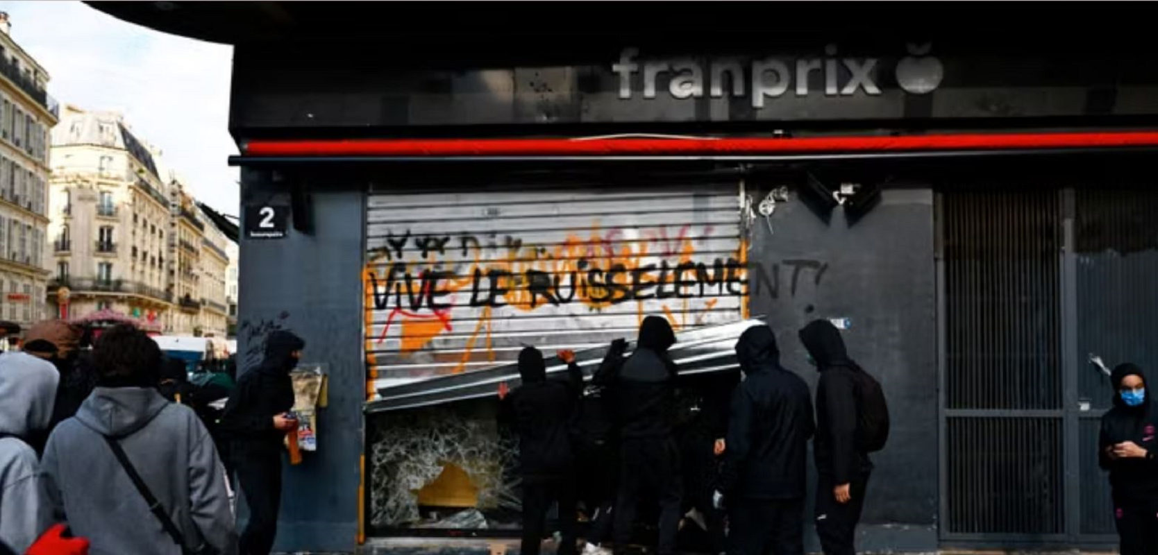 Γαλλία: Βίντεο με γυναίκα που ικετεύει διαδηλωτές να μην κάνουν πλιάτσικο σε σούπερ μάρκετ – «Δεν είναι αυτός ο σκοπός»