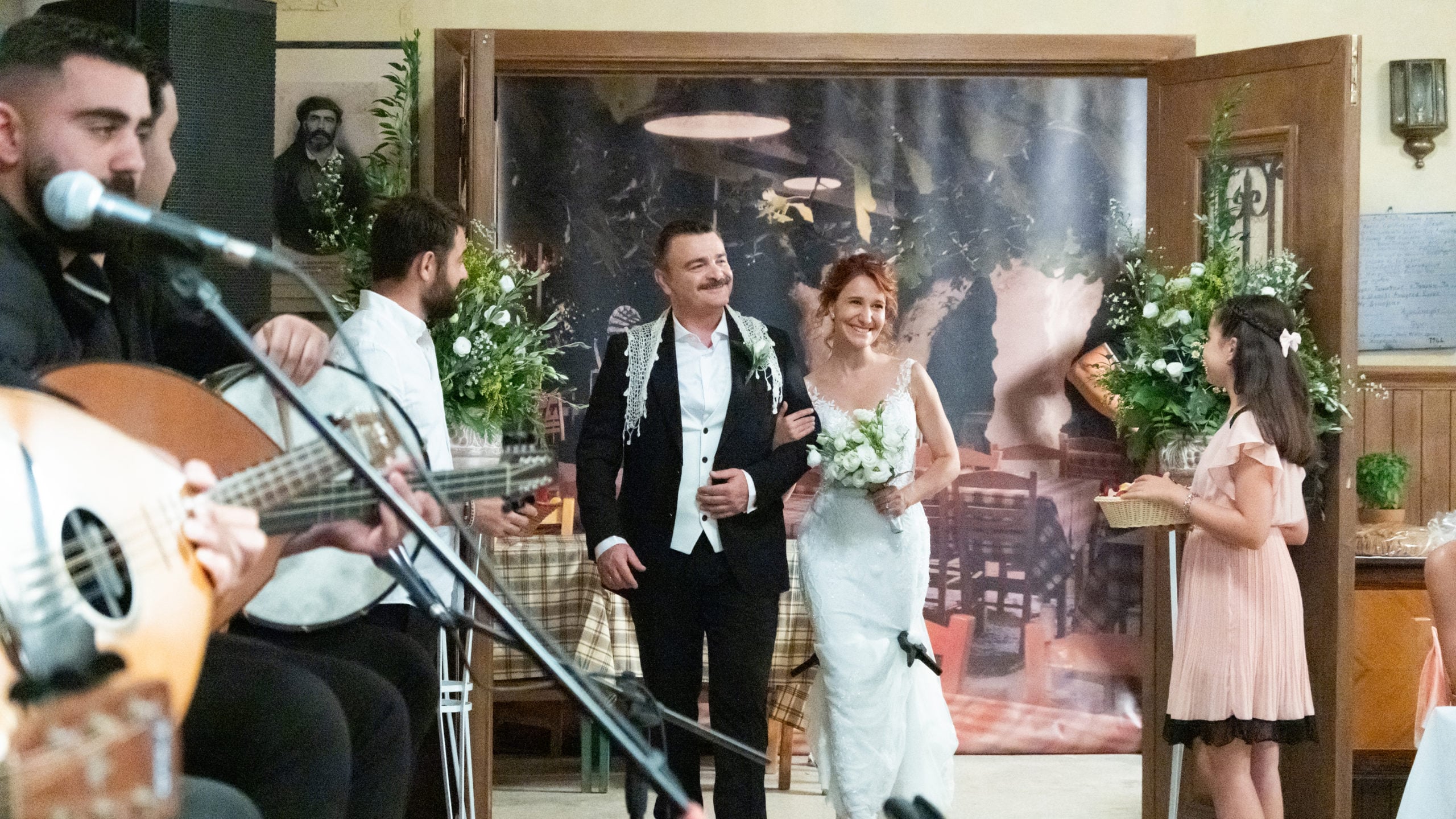 Δυο μαύρα πουκάμισα: Ο Νικήτας και η Ελπίδα παντρεύονται με τον Μανώλη Κονταρό στο γλέντι