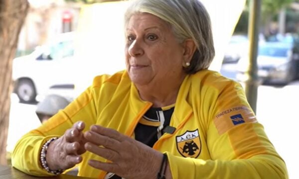 ΑΕΚ: Η γιαγιά με το καπνογόνο μιλά στο ΑΕΚ TV – «Για εμάς τους πρόσφυγες, η ΑΕΚ είναι θρησκεία»