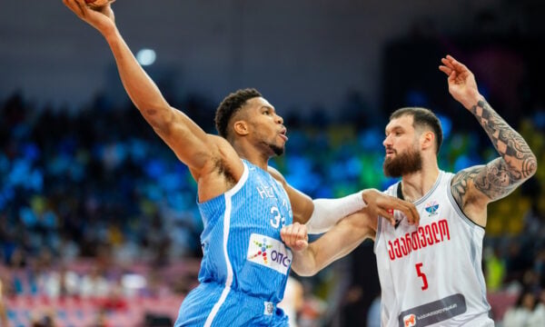Ο Γιάννης Αντετοκούνμπο ξετρέλανε το NBA: «πέταξε» και κάρφωσε πάνω από τον Ντάνιελ Γκάφορντ