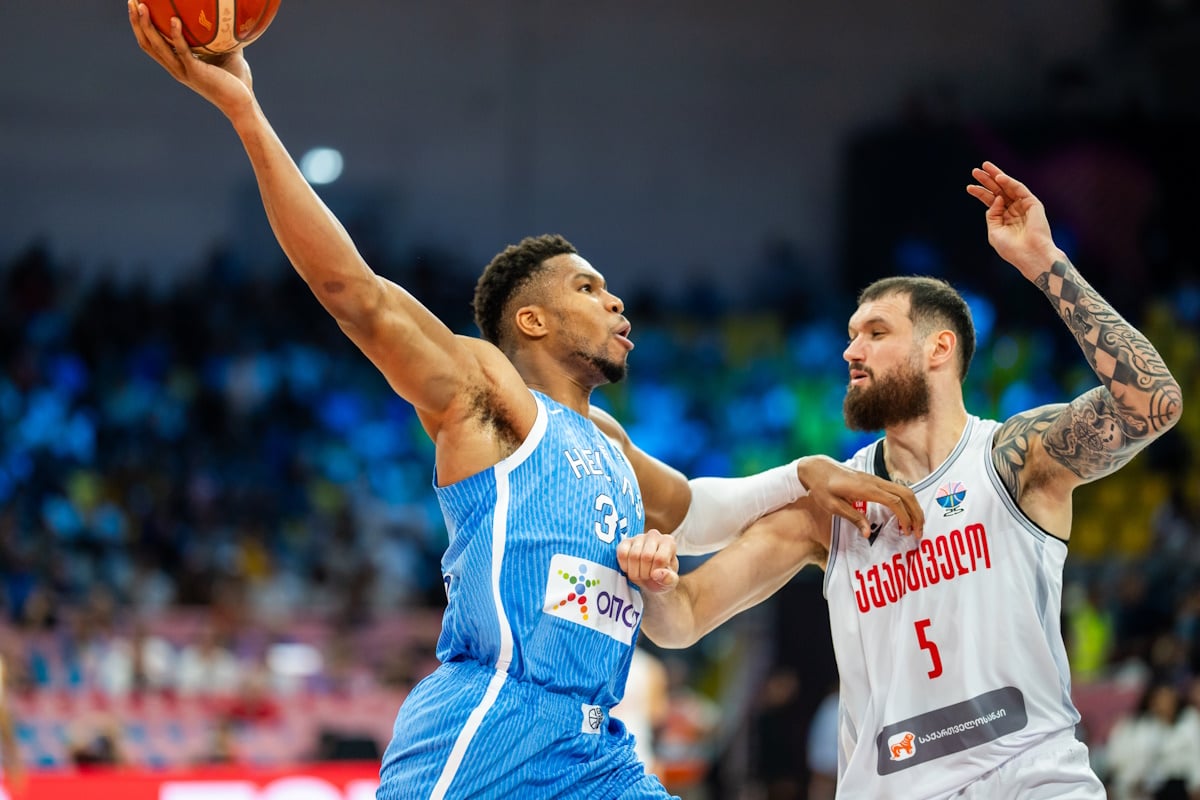 Ο Γιάννης Αντετοκούνμπο ξετρέλανε το NBA: «πέταξε» και κάρφωσε πάνω από τον Ντάνιελ Γκάφορντ
