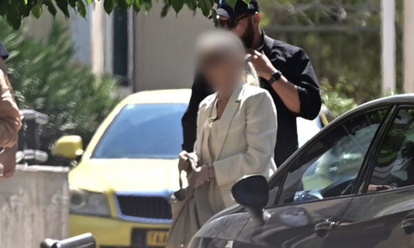 Γιώργος Μαζωνάκης: Η γιατρός νάρκωσε και βιντεοσκόπησε την κόρη της λίγες ημέρες πριν από τον θάνατό του – Την έκανε «πειραματόζωο»