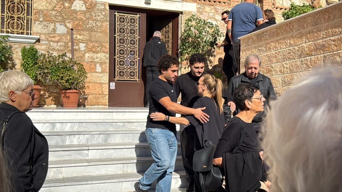 Μνημόσυνο Γιώργου Μαζωνάκη: Η οικογένειά του με δάκρυα στα μάτια – Το «Ώρες Μικρές» ακούστηκε ξανά σε όλη τη Νίκαια 11 Μνημόσυνο Γιώργου Μαζωνάκη: Η οικογένειά του με δάκρυα στα μάτια – Το «Ώρες Μικρές» ακούστηκε ξανά σε όλη τη Νίκαια