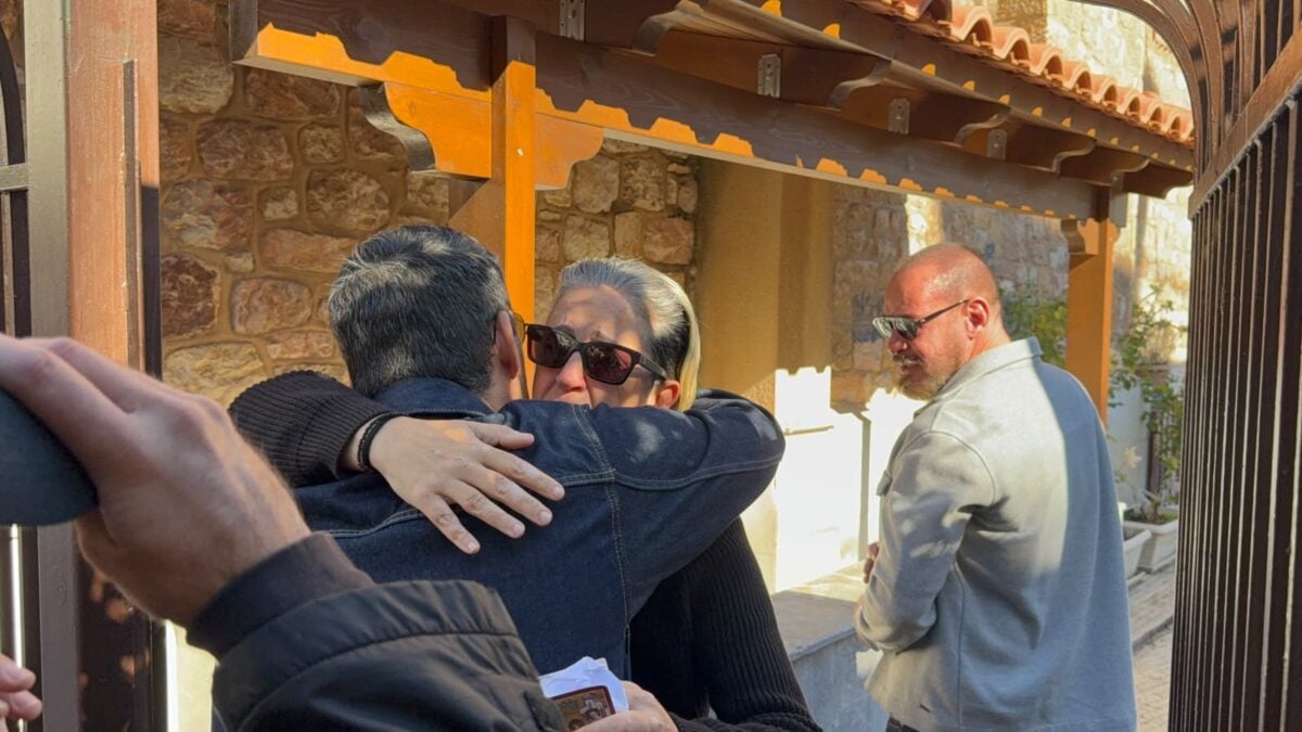 Μνημόσυνο Γιώργου Μαζωνάκη: Η οικογένειά του με δάκρυα στα μάτια – Το «Ώρες Μικρές» ακούστηκε ξανά σε όλη τη Νίκαια 10 Μνημόσυνο Γιώργου Μαζωνάκη: Η οικογένειά του με δάκρυα στα μάτια – Το «Ώρες Μικρές» ακούστηκε ξανά σε όλη τη Νίκαια