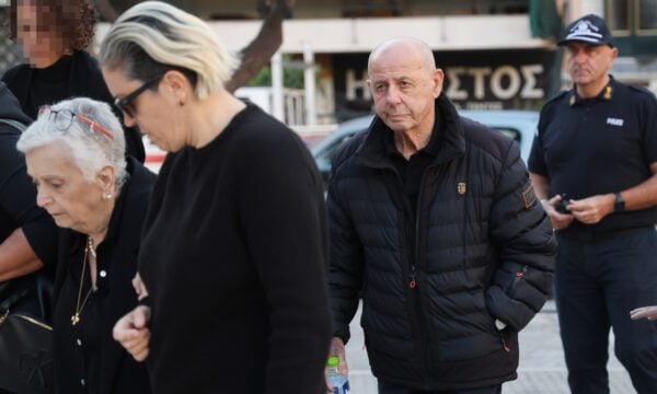 Μαζωνάκης: Θαυμαστές τέλεσαν ξεχωριστό μνημόσυνο χωρίς την οικογένειά του – Εντάσεις και ευτράπελα στο νεκροταφείο (Βίντεο)