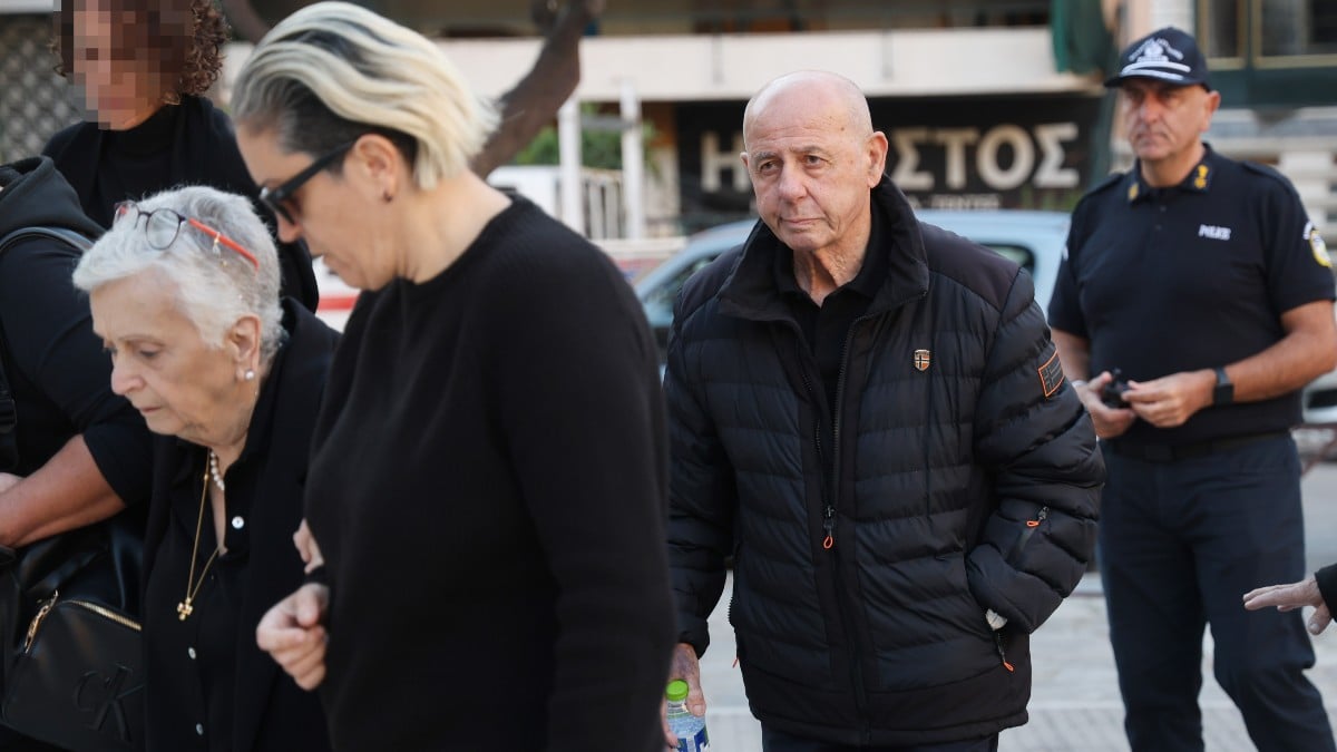 Μαζωνάκης: Θαυμαστές τέλεσαν ξεχωριστό μνημόσυνο χωρίς την οικογένειά του – Εντάσεις και ευτράπελα στο νεκροταφείο (Βίντεο)