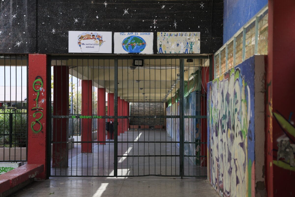 Γκράβα: Το σχολικό συγκρότημα κρύβει από κάτω στοές, θαλάμους, καταφύγια και ίσως διόδους παλιών φυλακών
