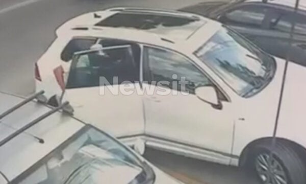 Γλυφάδα: Συνελήφθησαν τρία άτομα για κλοπές με τη μέθοδο του «σκασμένου ελαστικού»