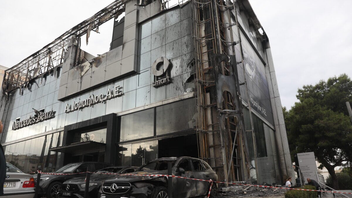 Γλυφάδα: Εμπρηστική επίθεση με 2 γκαζάκια σε αντιπροσωπεία αυτοκινήτων – Έγιναν στάχτη τα οχήματα 4 Γλυφάδα: Εμπρηστική επίθεση με 2 γκαζάκια σε αντιπροσωπεία αυτοκινήτων – Έγιναν στάχτη τα οχήματα