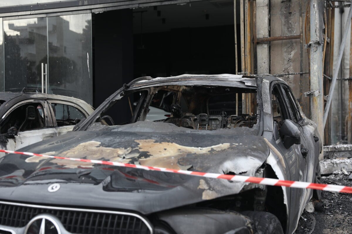 Γλυφάδα: Εμπρηστική επίθεση με 2 γκαζάκια σε αντιπροσωπεία αυτοκινήτων – Έγιναν στάχτη τα οχήματα 10 Γλυφάδα: Εμπρηστική επίθεση με 2 γκαζάκια σε αντιπροσωπεία αυτοκινήτων – Έγιναν στάχτη τα οχήματα