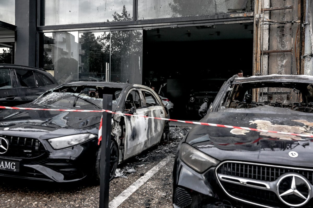 Γλυφάδα: Εμπρηστική επίθεση με 2 γκαζάκια σε αντιπροσωπεία αυτοκινήτων – Έγιναν στάχτη τα οχήματα 9 Γλυφάδα: Εμπρηστική επίθεση με 2 γκαζάκια σε αντιπροσωπεία αυτοκινήτων – Έγιναν στάχτη τα οχήματα