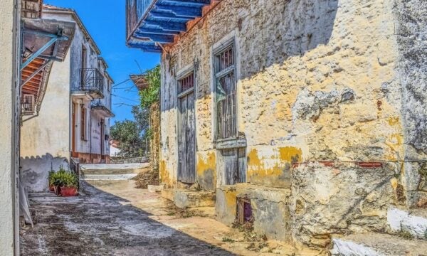Γλώσσα Σκοπέλου: Γιατί λέγεται έτσι το χωριό πάνω από το Λουτράκι;