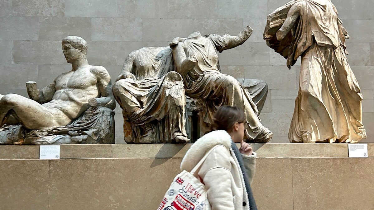 Guardian: Τα Γλυπτά του Παρθενώνα πρέπει να επιστρέψουν στην Ελλάδα – Η Ταπισερί της Μπαγιέ γυρίζει στη Γαλλία, γιατί όχι και αυτά;