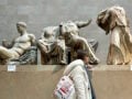 Guardian: Τα Γλυπτά του Παρθενώνα πρέπει να επιστρέψουν στην Ελλάδα – Η Ταπισερί της Μπαγιέ γυρίζει στη Γαλλία, γιατί όχι και αυτά;