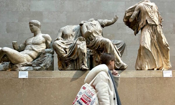 Guardian: Τα Γλυπτά του Παρθενώνα πρέπει να επιστρέψουν στην Ελλάδα – Η Ταπισερί της Μπαγιέ γυρίζει στη Γαλλία, γιατί όχι και αυτά;