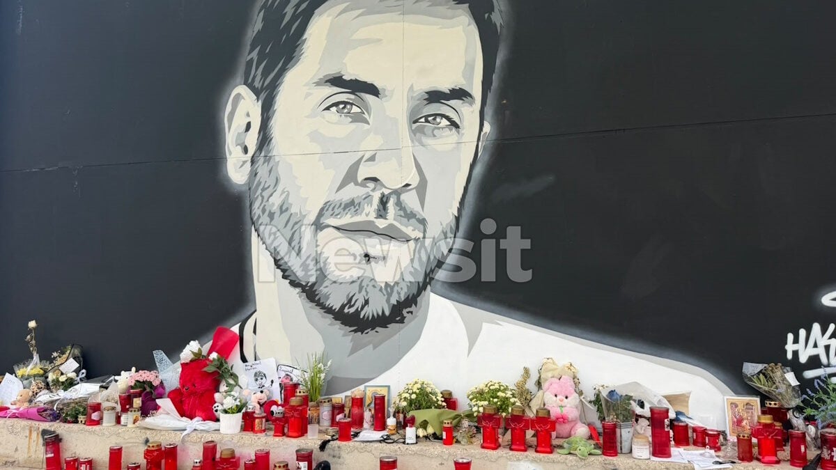 Θεσσαλονίκη: Θαυμαστές του Γιώργου Μαζωνάκη αφήνουν λουλούδια, γράμματα και καντηλάκια στο γκράφιτί του 12 Θεσσαλονίκη: Θαυμαστές του Γιώργου Μαζωνάκη αφήνουν λουλούδια, γράμματα και καντηλάκια στο γκράφιτί του