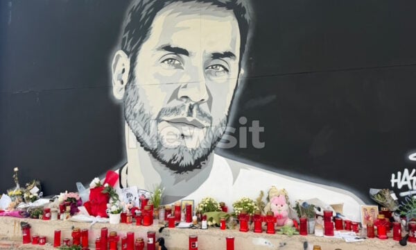 Θεσσαλονίκη: Θαυμαστές του Γιώργου Μαζωνάκη αφήνουν λουλούδια, γράμματα και καντηλάκια στο γκράφιτί του