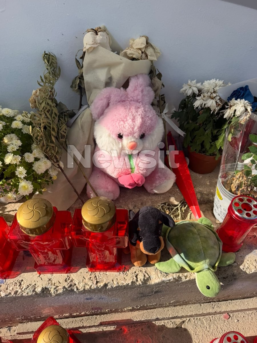 Θεσσαλονίκη: Θαυμαστές του Γιώργου Μαζωνάκη αφήνουν λουλούδια, γράμματα και καντηλάκια στο γκράφιτί του 24 Μαζωνάκης