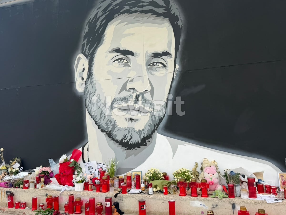 Θεσσαλονίκη: Θαυμαστές του Γιώργου Μαζωνάκη αφήνουν λουλούδια, γράμματα και καντηλάκια στο γκράφιτί του 17 Μαζωνάκης