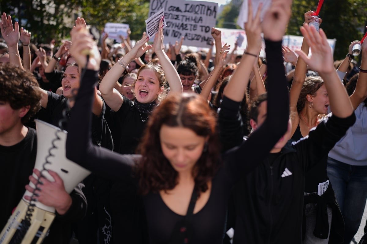 Independent: Χιλιάδες φοιτητές και εκπαιδευτικοί διαδήλωσαν στην Αθήνα για το κόστος ζωής