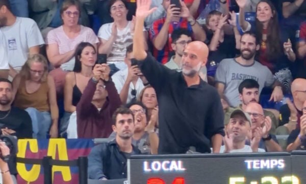 Πεπ Γκουαρντιόλα στο Παλαού Μπλαουγκράνα για το Μπαρτσελόνα – Ολυμπιακός – Αποθεώθηκε από τους Καταλανούς φιλάθλους