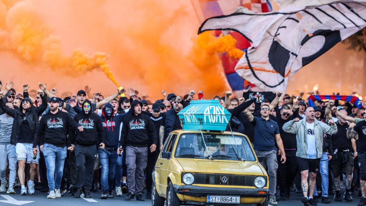 Κροατία: Οι οπαδοί της Χάιντουκ Σπλιτ με φέρετρο και ναζιστικά συνθήματα πριν από τον Άγιαξ 1 Κροατία: Οι οπαδοί της Χάιντουκ Σπλιτ με φέρετρο και ναζιστικά συνθήματα πριν από τον Άγιαξ