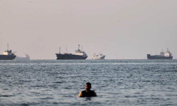 Στενά του Ορμούζ: Πυκνώνουν τα χτυπήματα σε τάνκερ – Οι κρυφές ιρανικές επιθέσεις με δεκάδες drones και πυραύλους κάθε εβδομάδα