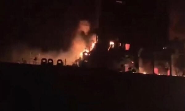Στενά του Ορμούζ: Πετρελαιοφόρο με πάνω από 2 εκατ. βαρέλια πετρελαίου πήρε φωτιά μετά από πρόσκρουση σε νάρκη