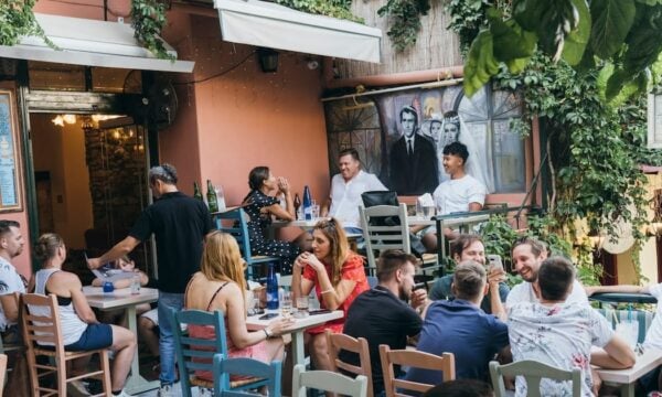 The Irish Times: Πώς η Ελλάδα έγινε «έθνος σερβιτόρων» με τον τουρισμό να ξεπερνά το 25% του ΑΕΠ