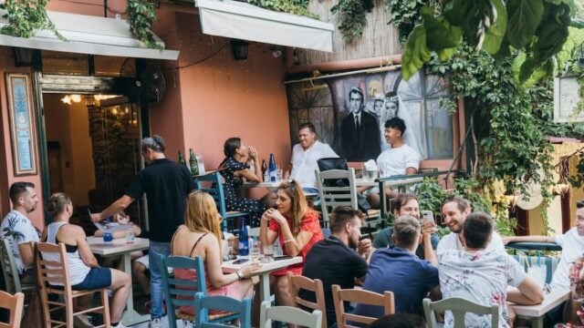 The Irish Times: Πώς η Ελλάδα έγινε «έθνος σερβιτόρων» με τον τουρισμό να ξεπερνά το 25% του ΑΕΠ