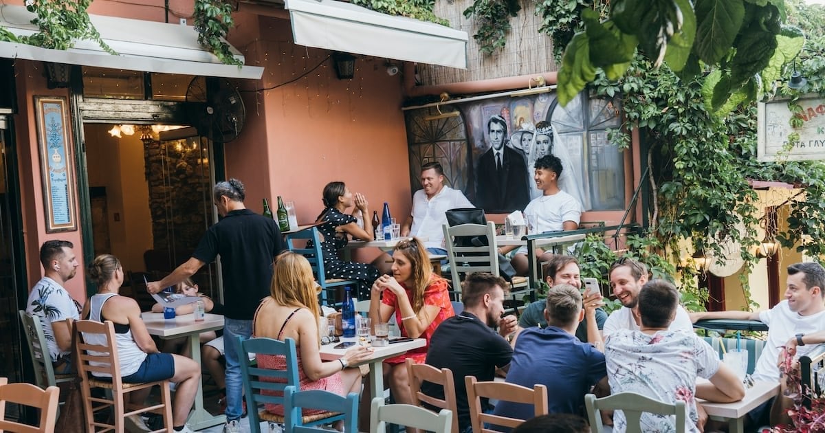The Irish Times: Πώς η Ελλάδα έγινε «έθνος σερβιτόρων» με τον τουρισμό να ξεπερνά το 25% του ΑΕΠ