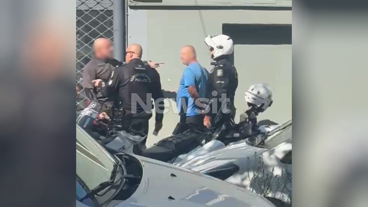 Ιερά Οδός: Νέα βίντεο με τον 55χρονο που απείλησε οδηγό με τσεκούρι – Η σύλληψή του καρέ καρέ 1 Ιερά Οδός: Νέα βίντεο με τον 55χρονο που απείλησε οδηγό με τσεκούρι – Η σύλληψή του καρέ καρέ