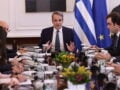 Οι selfies του Μητσοτάκη με παιδιά «γαλάζιων» βουλευτών, η ατάκα Τζιτζικώστα για Δένδια, το μπάσκετ Ανδρουλάκη και οι μεταγραφές στην ΕΛΑΣ