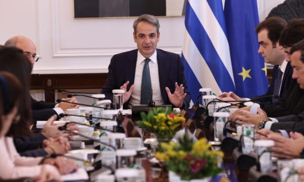 Οι selfies του Μητσοτάκη με παιδιά «γαλάζιων» βουλευτών, η ατάκα Τζιτζικώστα για Δένδια, το μπάσκετ Ανδρουλάκη και οι μεταγραφές στην ΕΛΑΣ