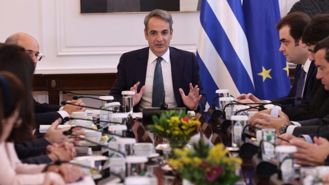 Οι selfies του Μητσοτάκη με παιδιά «γαλάζιων» βουλευτών, η ατάκα Τζιτζικώστα για Δένδια, το μπάσκετ Ανδρουλάκη και οι μεταγραφές στην ΕΛΑΣ