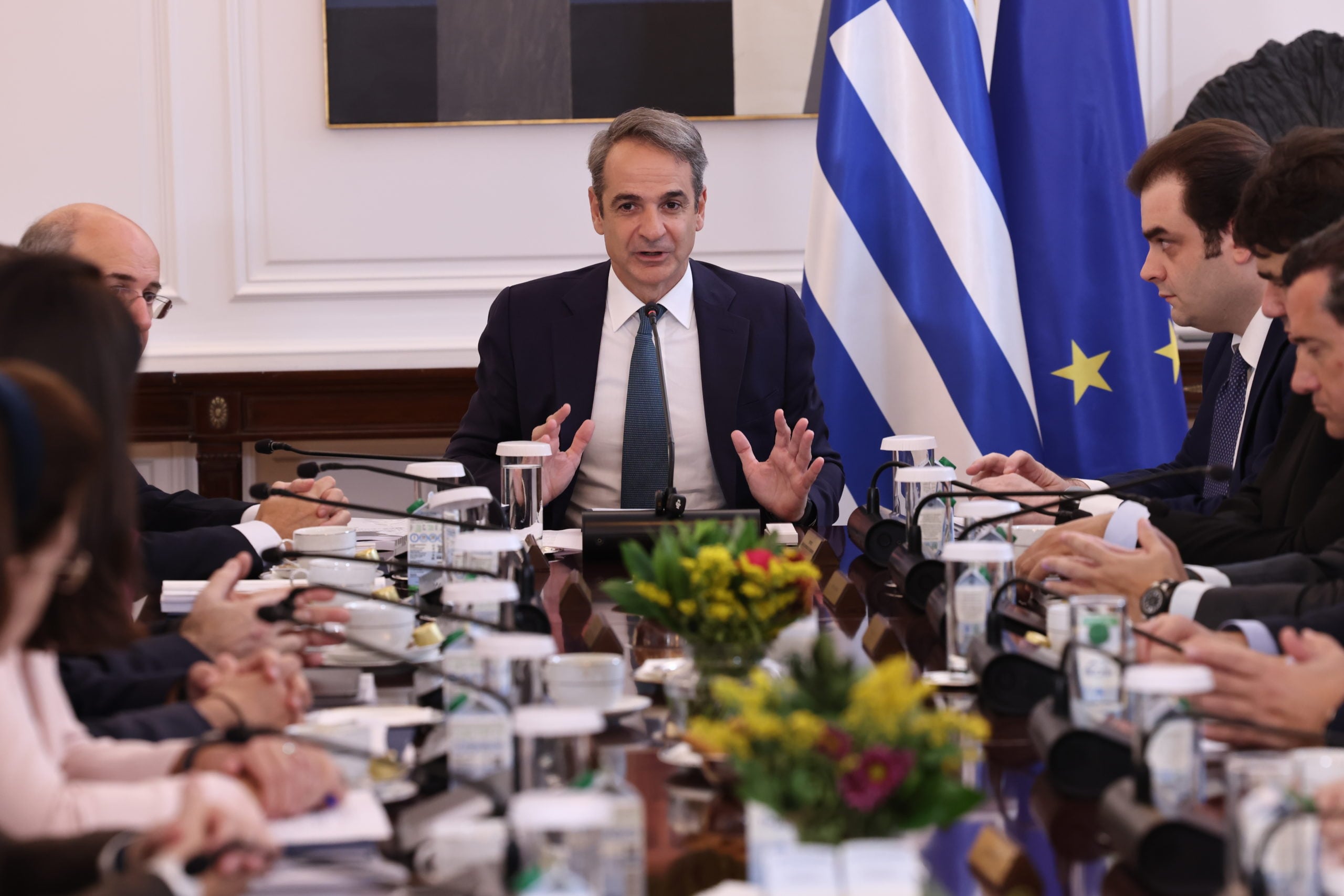 Οι selfies του Μητσοτάκη με παιδιά «γαλάζιων» βουλευτών, η ατάκα Τζιτζικώστα για Δένδια, το μπάσκετ Ανδρουλάκη και οι μεταγραφές στην ΕΛΑΣ