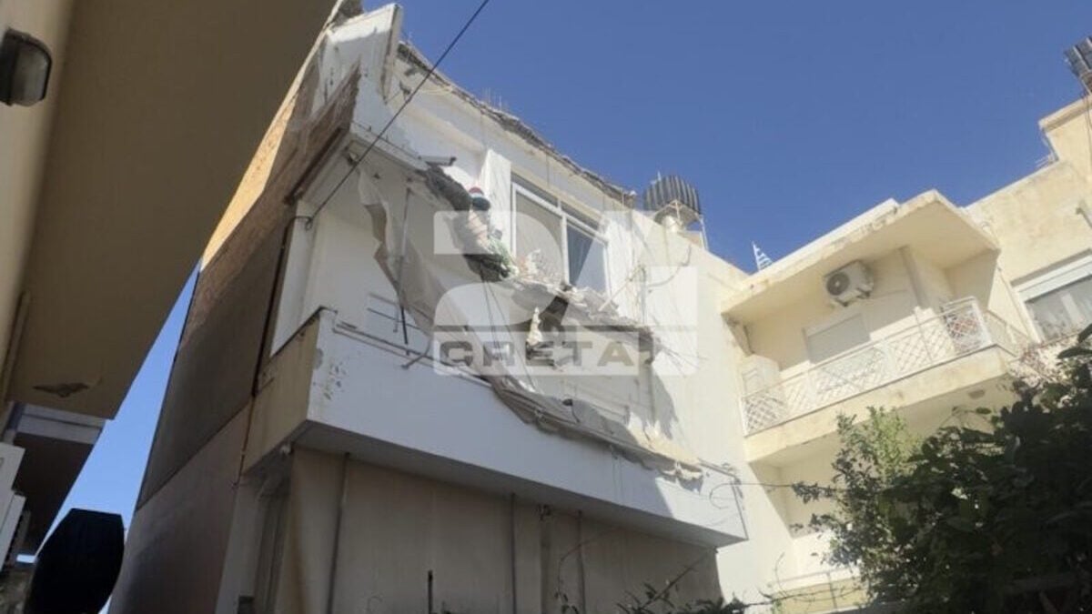 Ηράκλειο: Τμήμα πολυκατοικίας κατέρρευσε τα ξημερώματα στο Ατσαλένιο – Εικόνες σοκ 3 Ηράκλειο: Τμήμα πολυκατοικίας κατέρρευσε τα ξημερώματα στο Ατσαλένιο – Εικόνες σοκ
