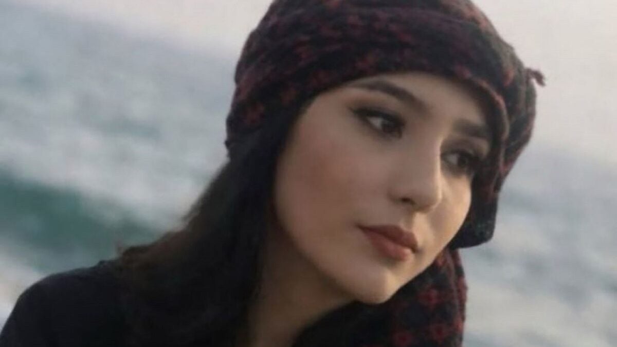Ιράν: Θανατική ποινή σε 23χρονη φοιτήτρια για ανάρτηση στα μέσα κοινωνικής δικτύωσης που θεωρήθηκε «βλάσφημη» – «Γίνετε η φωνή μου» 2 Ιράν: Θανατική ποινή σε 23χρονη φοιτήτρια για ανάρτηση στα μέσα κοινωνικής δικτύωσης που θεωρήθηκε «βλάσφημη» – «Γίνετε η φωνή μου»