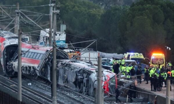 Σιδηροδρομική τραγωδία στην Ισπανία: Στο «μικροσκόπιο» ο ρυθμιστής κυκλοφορίας των τρένων – «Πολύ νωρίς για συμπεράσματα» λέει η Αρχή Ερευνών