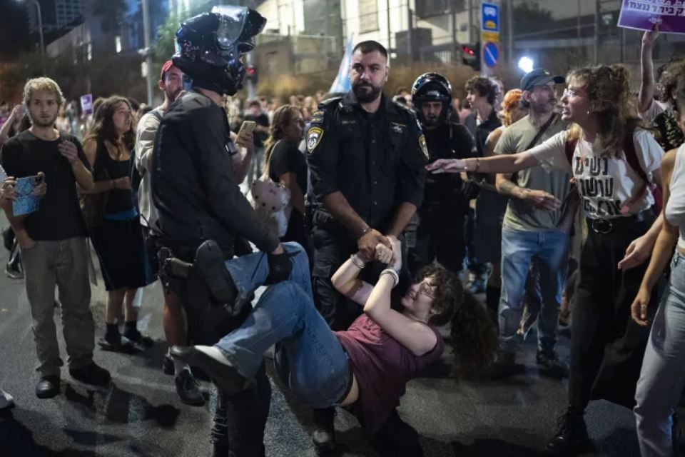 Ισραήλ: Συνελήφθησαν σε επεισόδια διαδηλωτές που ζητούσαν κυβέρνηση συνεργασίας με αραβικά κόμματα 10 Ισραήλ: Συνελήφθησαν σε επεισόδια διαδηλωτές που ζητούσαν κυβέρνηση συνεργασίας με αραβικά κόμματα