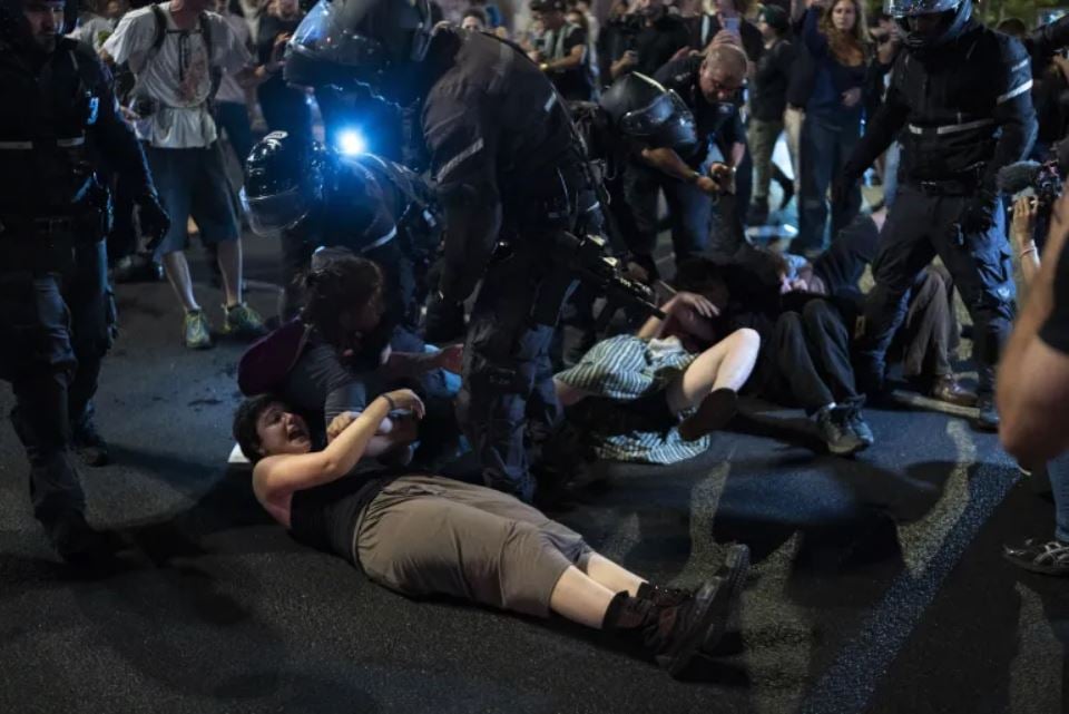 Ισραήλ: Συνελήφθησαν σε επεισόδια διαδηλωτές που ζητούσαν κυβέρνηση συνεργασίας με αραβικά κόμματα 11 Ισραήλ: Συνελήφθησαν σε επεισόδια διαδηλωτές που ζητούσαν κυβέρνηση συνεργασίας με αραβικά κόμματα